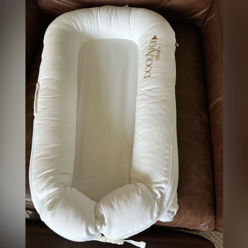 White Dockatot Deluxe +, like new condition, no stains, smoke free home.